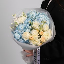 sbornyj buket s goluboj gortenziej 3